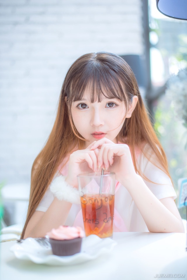 “喏。”关羽点了点头，之时在心里却默默地叹息一声，如此一来，汉室仅存的那点威严却是彻底没了，等于是刘备也同样将献帝视作了傀儡，不过内心里，关羽也没什么抵触，天下已经这样了，绝不是献帝一个小娃娃能够执掌的，待日后刘备扫平寰宇之时，自然可以重新树立大汉的威严。